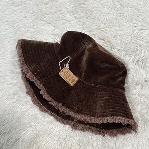 🎻 NWT Natural Life Velour/Plush Bucket Hat